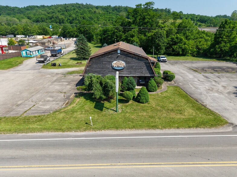 670 Pike St, Houston, PA à vendre - Photo du bâtiment - Image 3 de 23