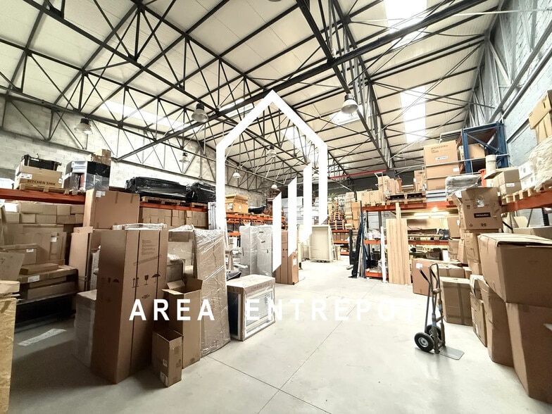 Flex in Marseille for lease - Interior Photo - Image 2 of 8