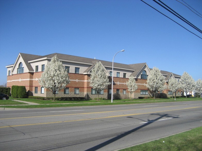 20225-20229 E 9 Mile Rd, Saint Clair Shores, MI à louer - Photo du bâtiment - Image 1 de 9