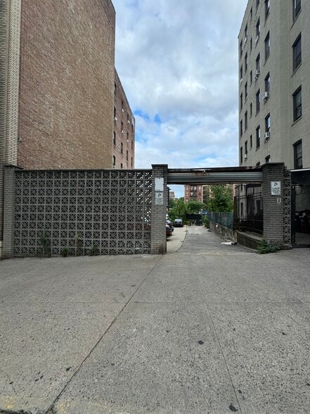 17 Bennett Ave, New York, NY for sale - Building Photo - Image 2 of 4