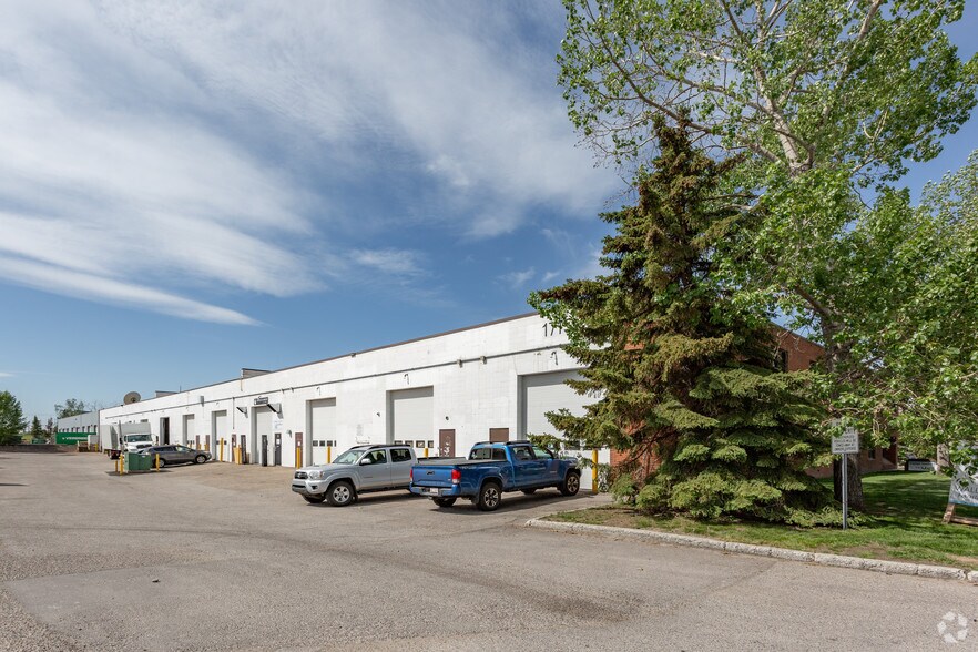 1715 27th Ave NE, Calgary, AB à vendre - Photo du bâtiment - Image 2 de 4