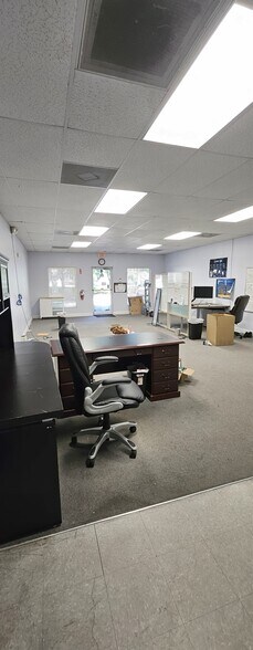 1076 Business Ln, Naples, FL à louer - Photo du bâtiment - Image 3 de 11