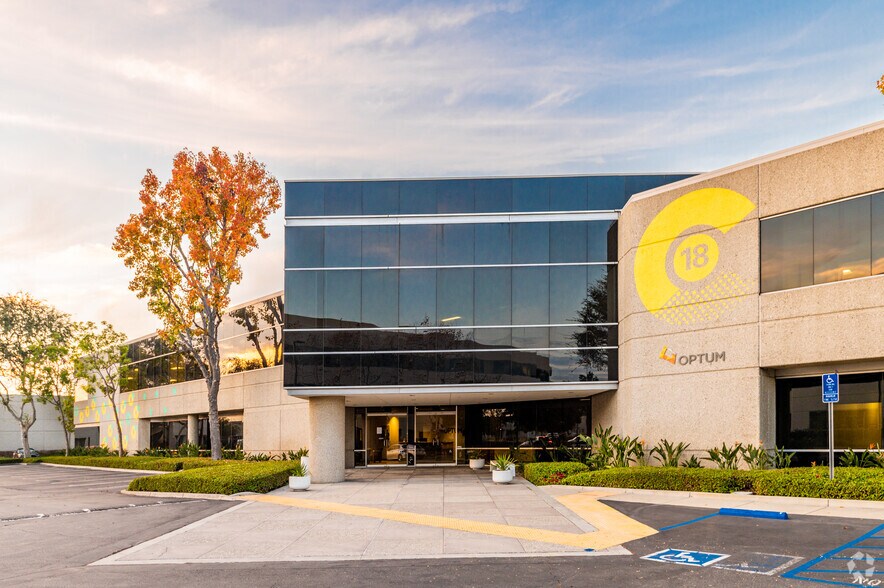 18 Centerpointe Dr, La Palma, CA à vendre - Photo principale - Image 1 de 5