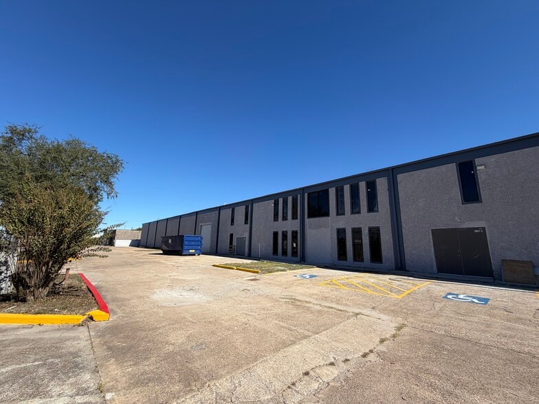 5901 Allday Dr, Houston, TX à louer - Photo du bâtiment - Image 2 de 16