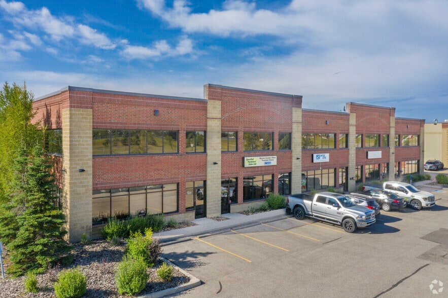 3750 46th Ave SE, Calgary, AB à louer - Photo principale - Image 1 de 4