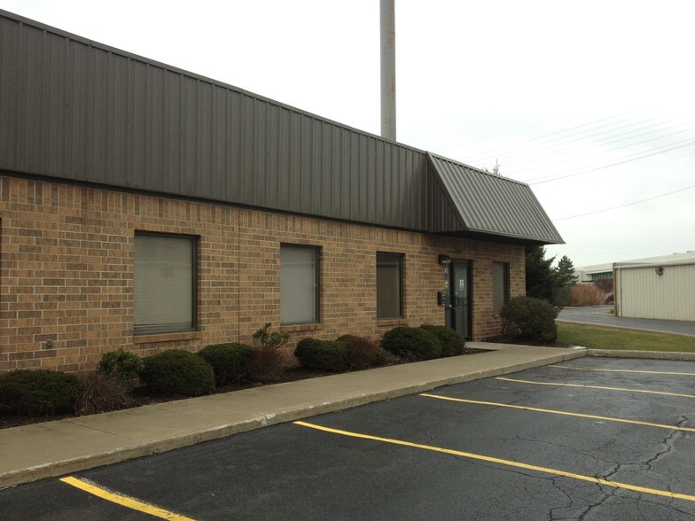 24381 Aurora Rd, Bedford, OH à louer - Photo du bâtiment - Image 1 de 1