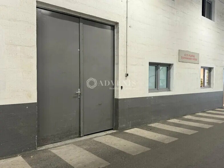 Flex in Vanves for lease - Building Photo - Image 1 of 5