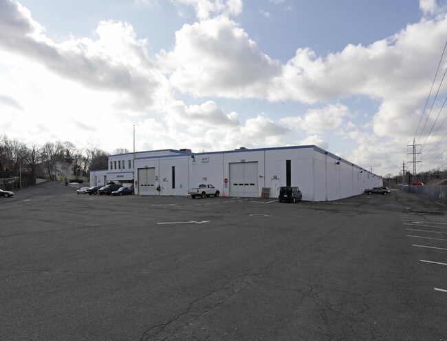 Plus de détails pour 316 Courtland Ave, Stamford, CT - Local d'activités à louer