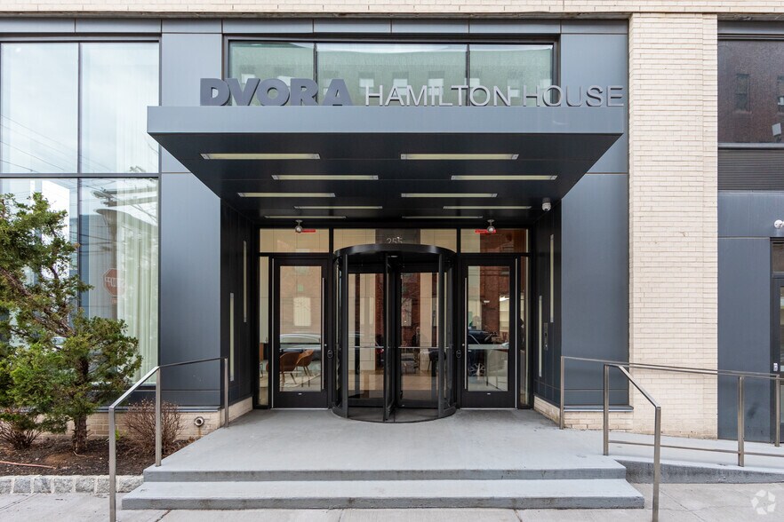 255 BRUNSWICK St, Jersey City, NJ à louer - Photo du bâtiment - Image 2 de 9