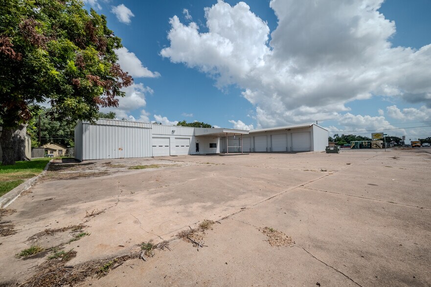 619 E Jackson St, El Campo, TX à louer - Photo du bâtiment - Image 3 de 53
