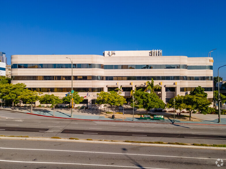 10390 Santa Monica Blvd, Los Angeles, CA à louer - Photo du bâtiment - Image 2 de 5