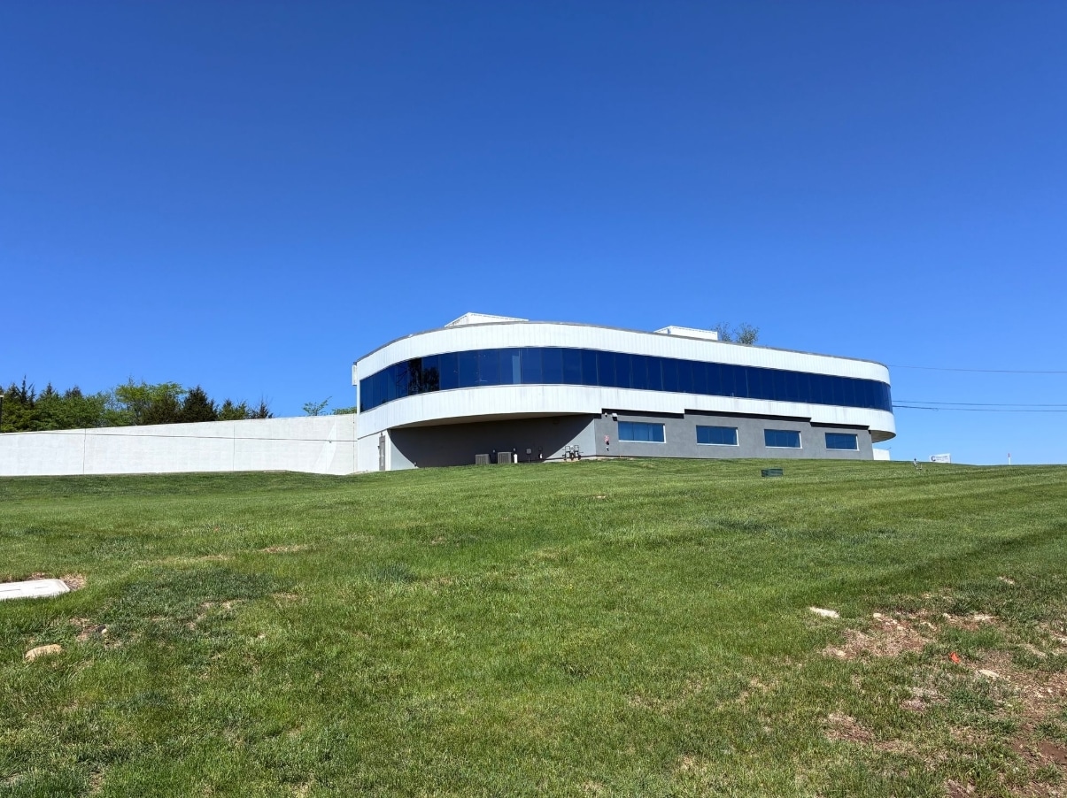 1001 NW Barry Rd, Kansas City, MO for lease Primary Photo- Image 1 of 11