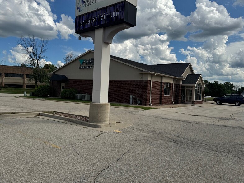 2411 Holmgren Way, Green Bay, WI à vendre - Photo du bâtiment - Image 3 de 58