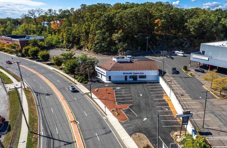 320 Kings Hwy E, Fairfield, CT à vendre - Photo du bâtiment - Image 3 de 3