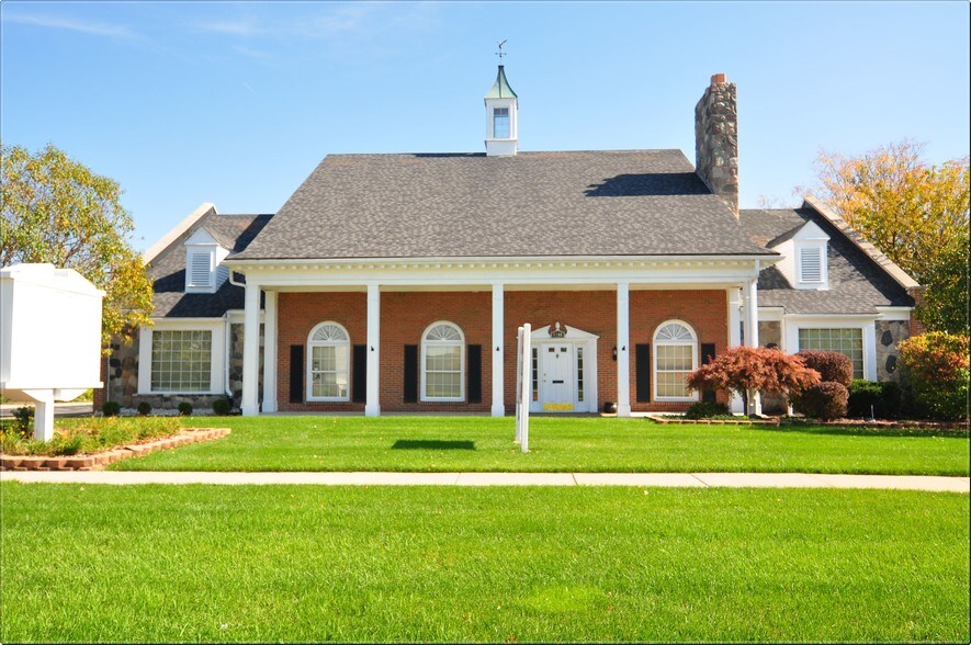 4700 Rochester Rd, Troy, MI à louer - Photo du bâtiment - Image 2 de 6