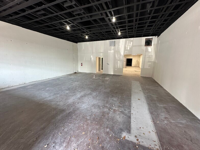 205 N Elm St, Denton, TX à louer - Photo du bâtiment - Image 3 de 5