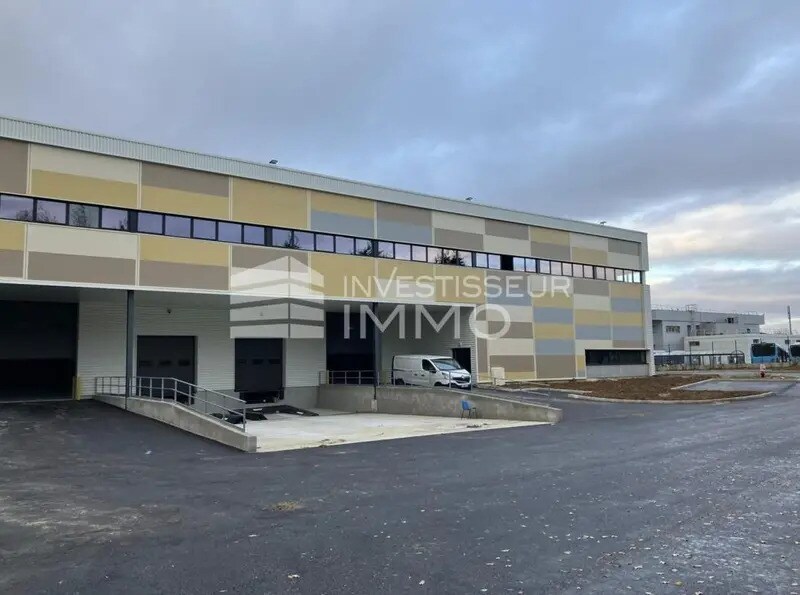 Flex in Plaisir for lease Building Photo- Image 1 of 5