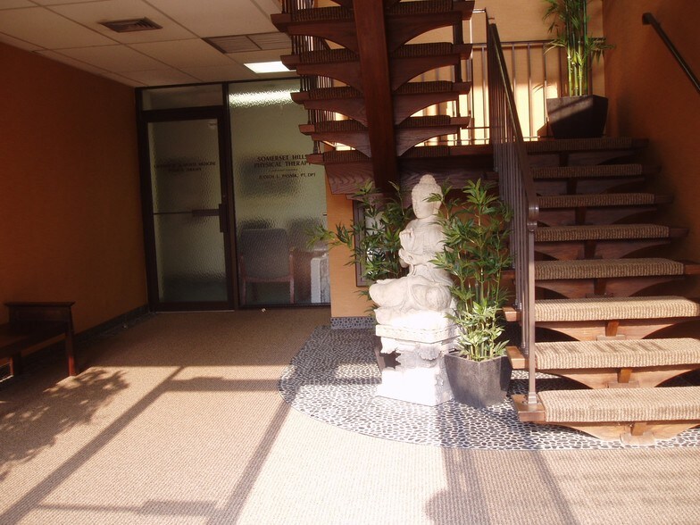 150 N Finley Ave, Basking Ridge, NJ à louer - Photo du bâtiment - Image 3 de 20