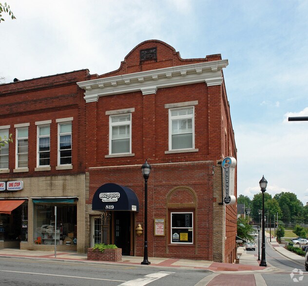 819 West Ave, Lenoir, NC for sale - Primary Photo - Image 1 of 37