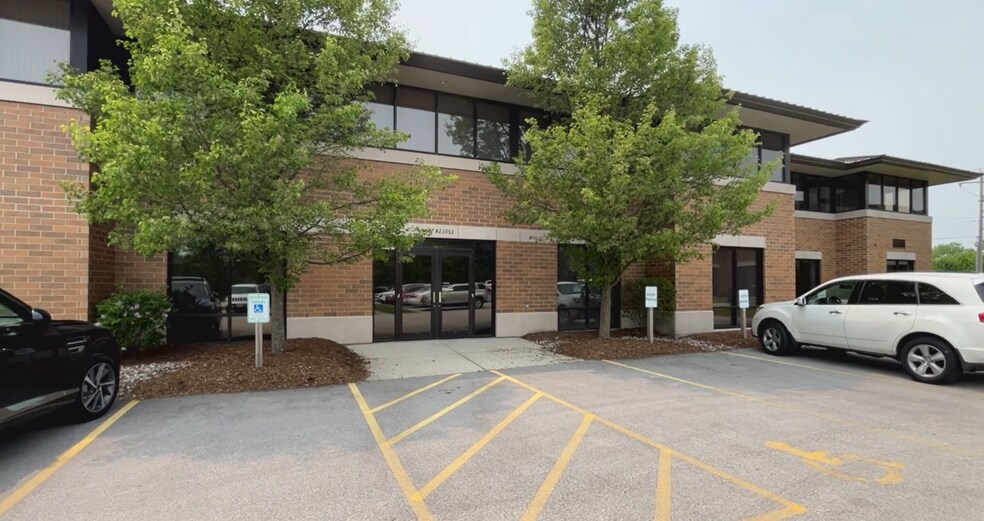 N27W23953 Paul Rd, Pewaukee, WI à vendre - Vidéo sur l’inscription commerciale - Image 2 de 5
