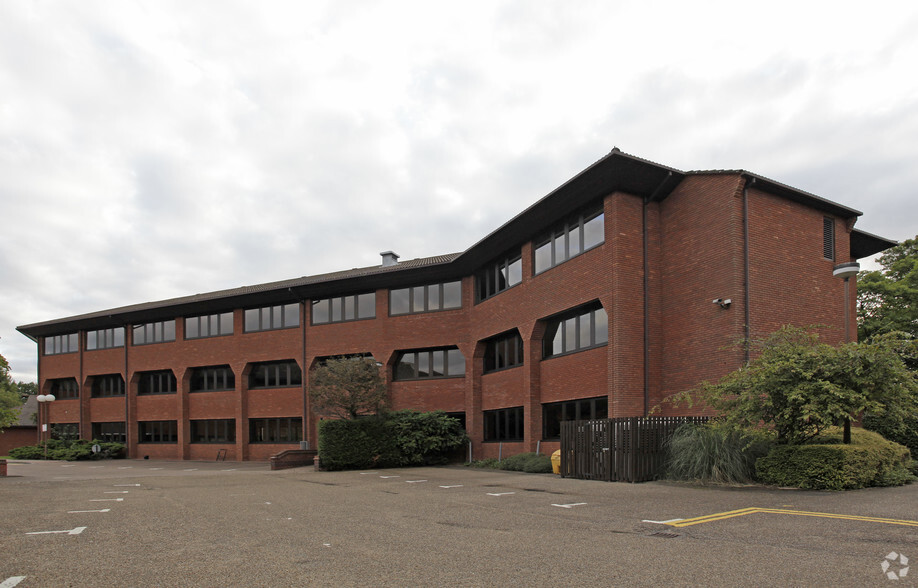 The Drive, Great Warley for lease - Primary Photo - Image 1 of 9