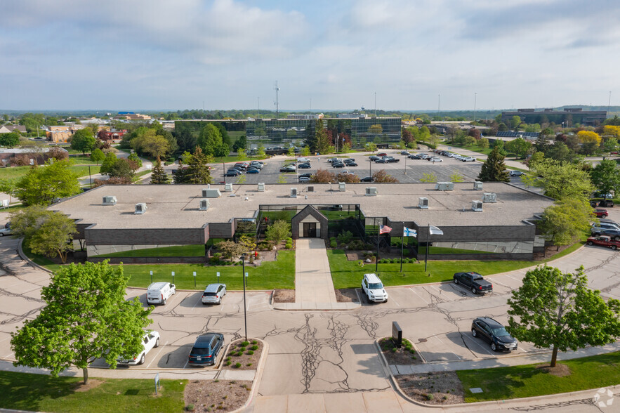 20965 Crossroads Cir, Waukesha, WI à vendre - Photo du bâtiment - Image 1 de 1