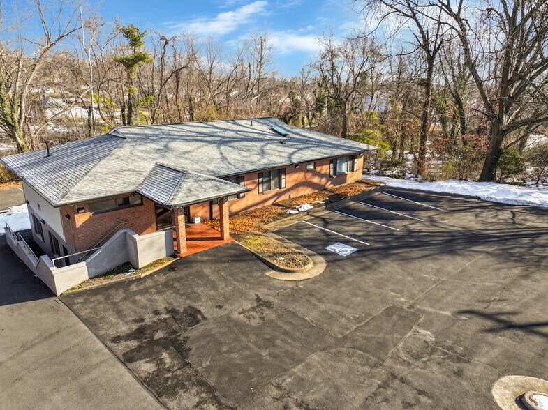 1502 Featherstone Rd, Woodbridge, VA à vendre - Photo du bâtiment - Image 2 de 36