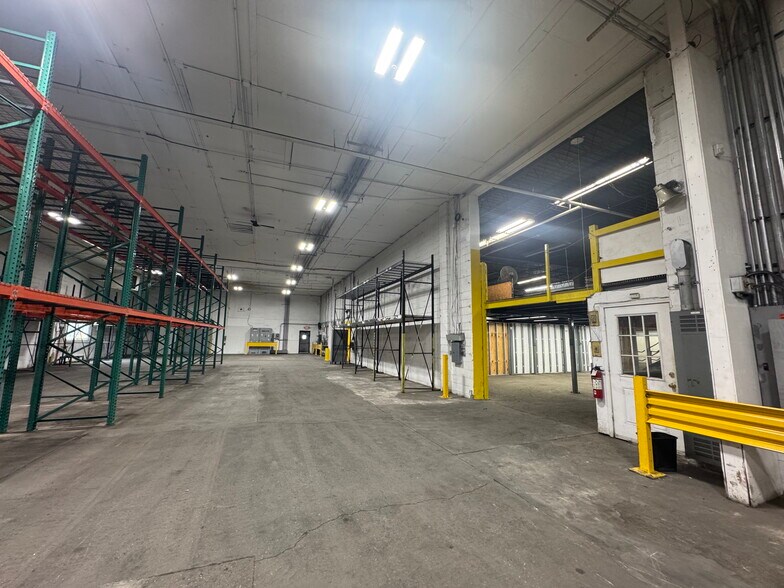 12 Wisconsin Ct, Bay Shore, NY à louer - Photo du bâtiment - Image 2 de 12