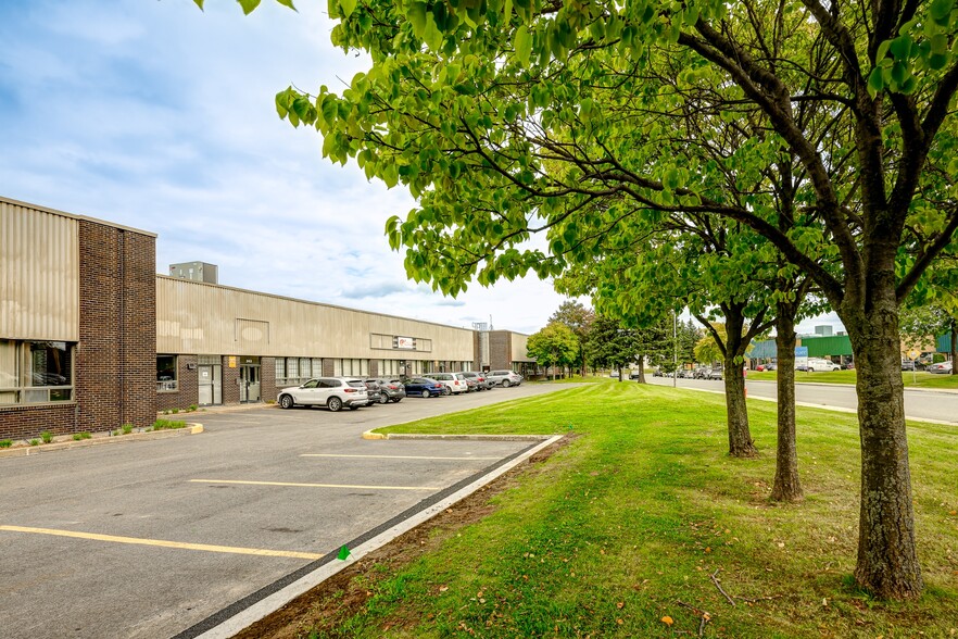 341-371 Rue Isabey, Saint-Laurent, QC à louer - Photo du bâtiment - Image 2 de 14