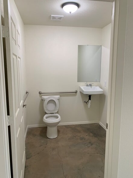 4004 Williamson Rd, Crowley, TX for lease - Building Photo - Image 3 of 7