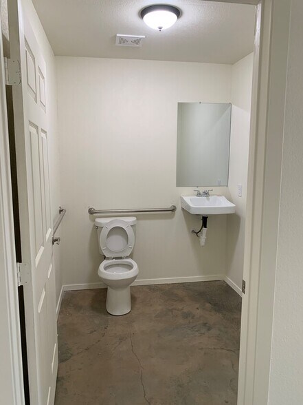 4004 Williamson Rd, Crowley, TX à louer - Photo du bâtiment - Image 3 de 7