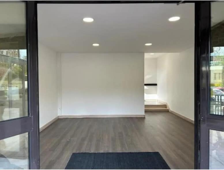 Office in Viroflay for lease - Interior Photo - Image 2 of 15