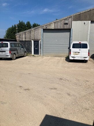 Plus de détails pour Edolphs Farm Norwood Hill, Horley - Industriel à louer