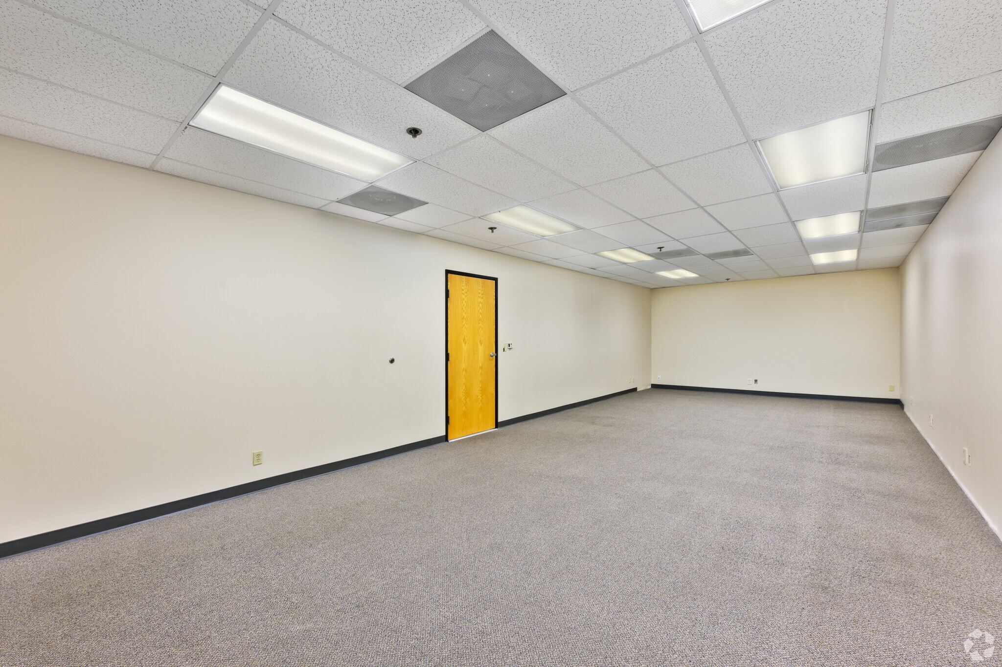 225 W Hospitality Ln, San Bernardino, CA à louer Photo du bâtiment- Image 1 de 2