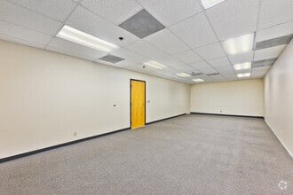 225 W Hospitality Ln, San Bernardino, CA à louer Photo du bâtiment- Image 1 de 2