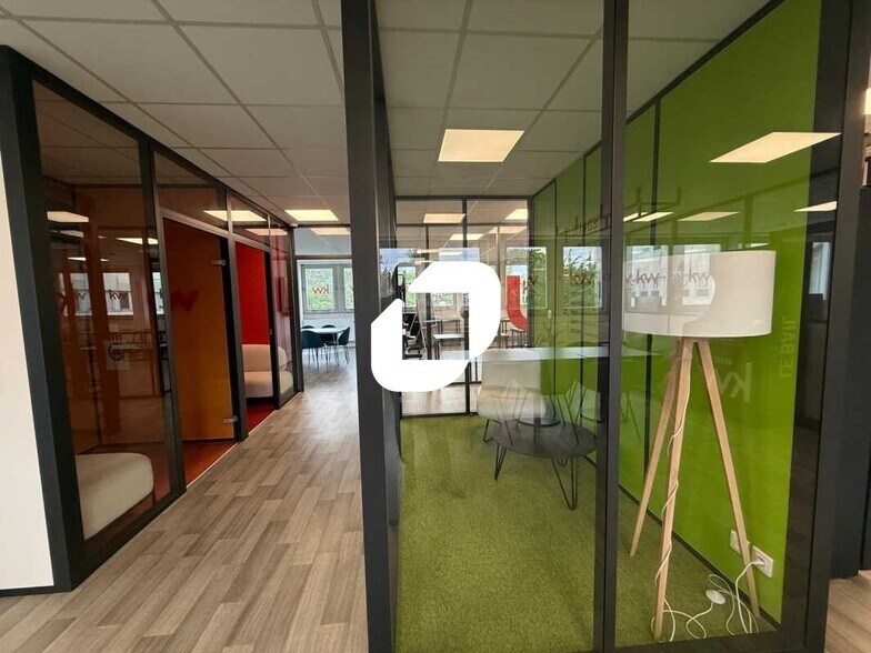 Office in Osny for lease - Interior Photo - Image 3 of 18