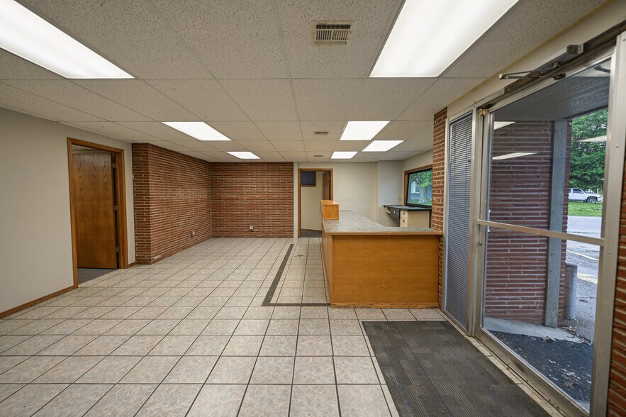 802 W 8th St, Coffeyville, KS for sale - Building Photo - Image 3 of 31