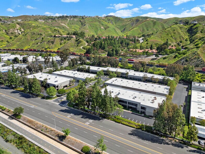 22601 La Palma Ave, Yorba Linda, CA à louer - Photo du bâtiment - Image 2 de 7