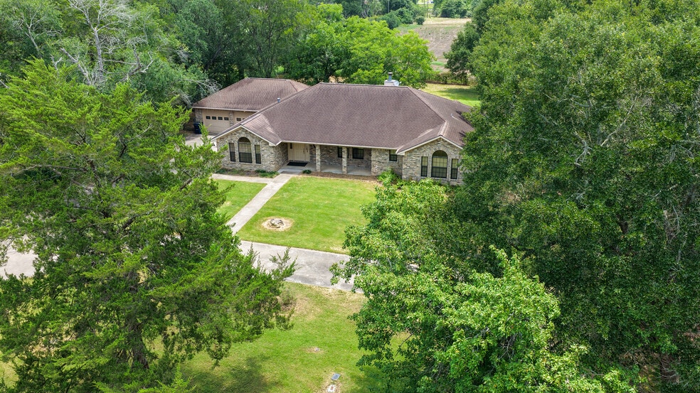 655 Farmers Rd, Brenham, TX à vendre - Photo du bâtiment - Image 3 de 36