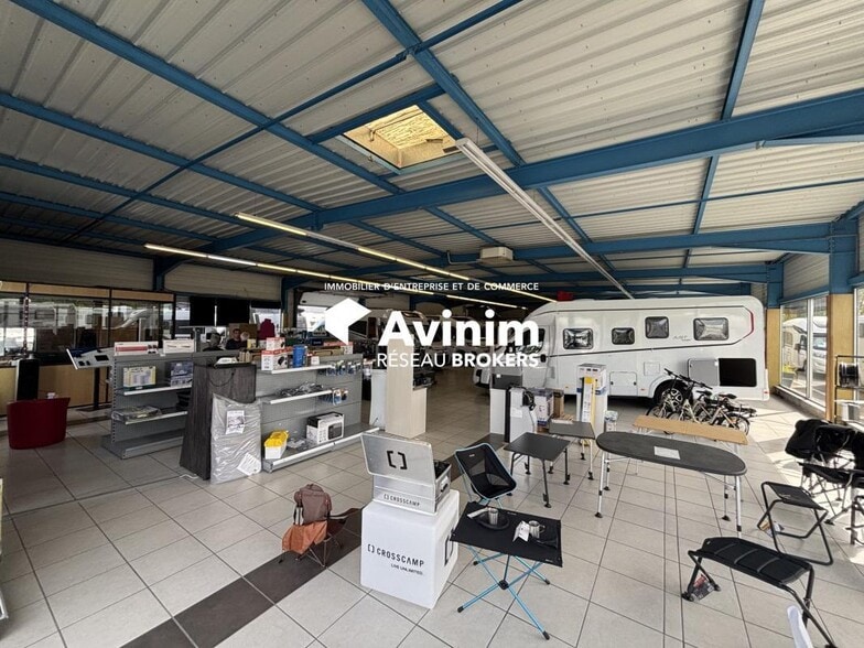Retail in Choisey for lease - Interior Photo - Image 2 of 9
