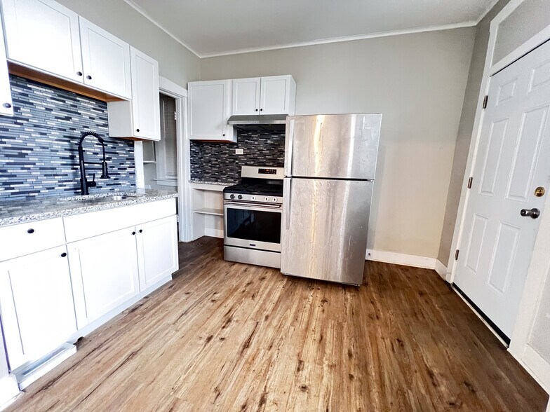 2730 E 79th St, Chicago, IL for lease - Building Photo - Image 3 of 6