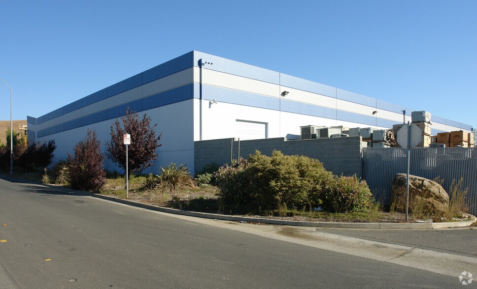 5250 E 2nd St, Benicia, CA à louer - Photo du bâtiment - Image 2 de 6