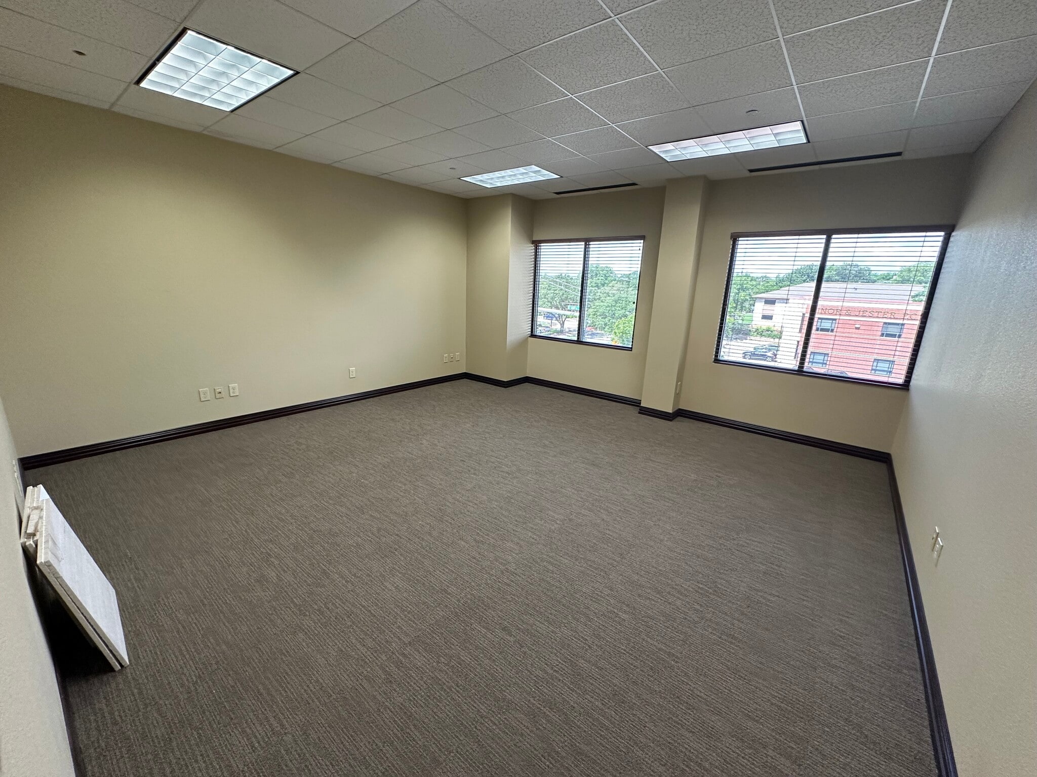 400 W Oak St, Denton, TX for lease Interior Photo- Image 1 of 1