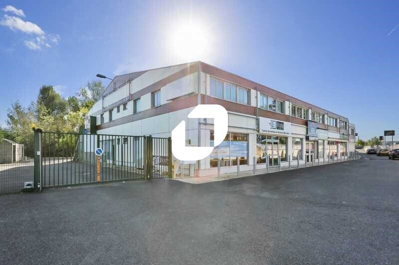 Office in Ormoy for lease Building Photo- Image 1 of 12