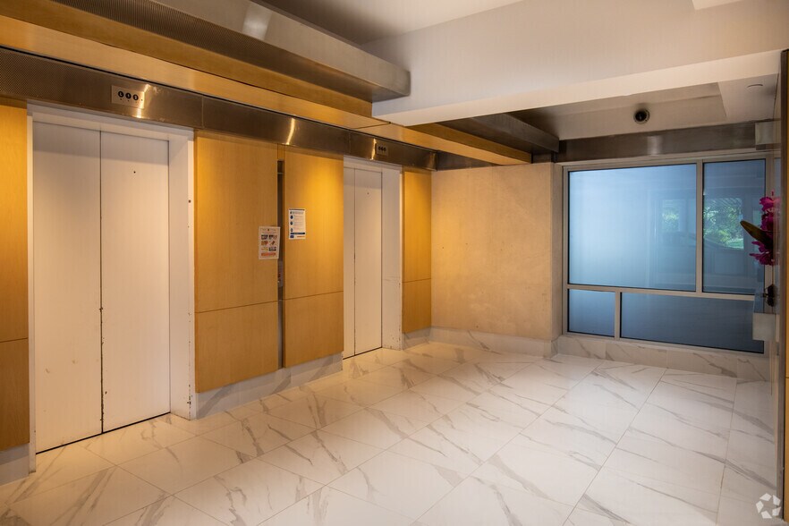 110 Walt Whitman Rd, Huntington Station, NY à louer - Hall d’entrée - Image 2 de 5