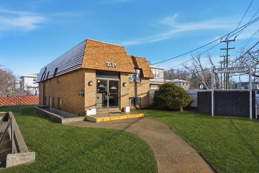 2281-2291 Victory Blvd, portfolio of 3 properties for sale on LoopNet.ca - Building Photo - Image 3 of 14
