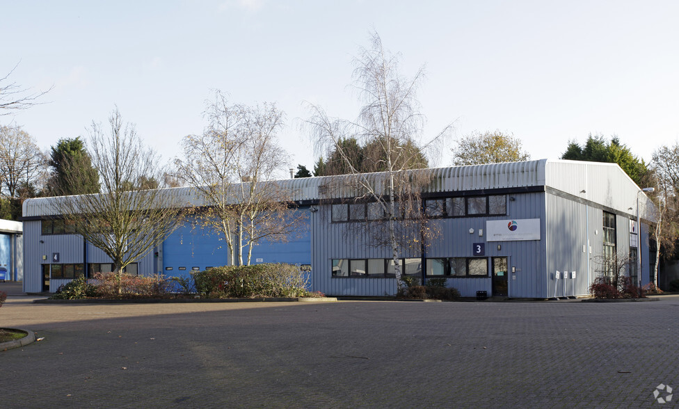 Maxwell Way, Crawley for lease - Primary Photo - Image 1 of 4