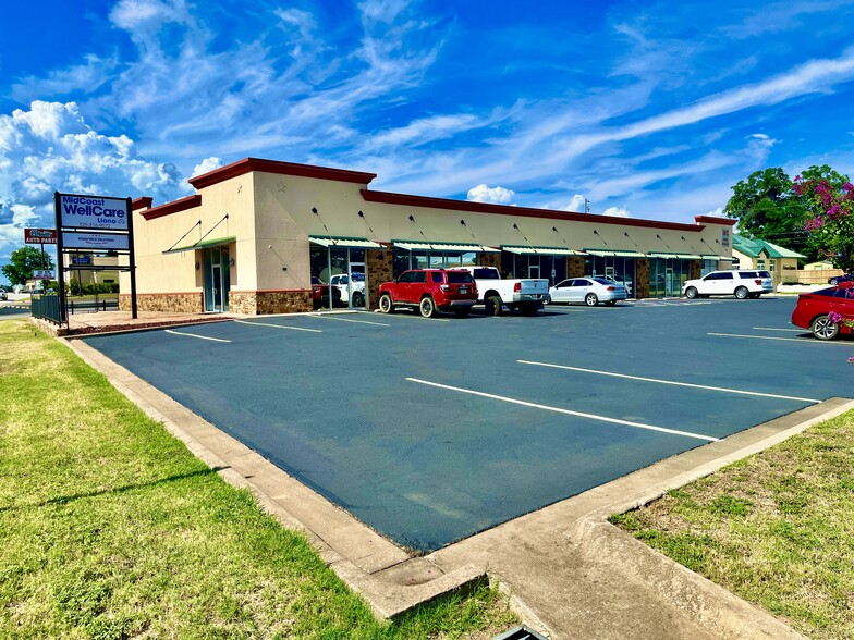 102 W Dallas St, Llano, TX for lease - Building Photo - Image 1 of 24