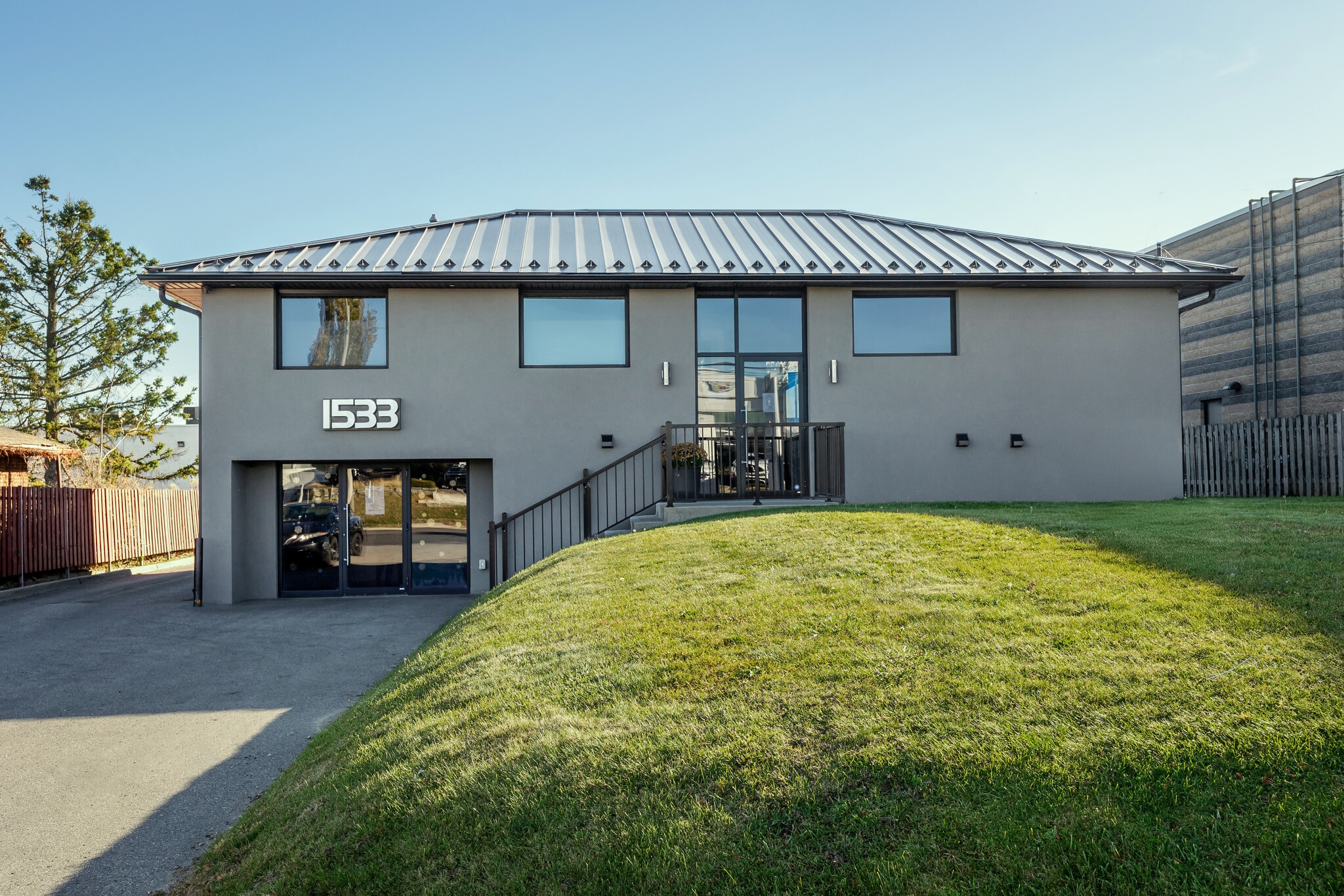 1533 Dundas St E, Whitby, ON for sale Primary Photo- Image 1 of 15