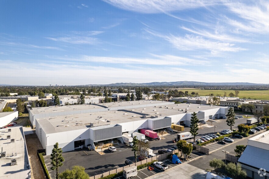 2741-2745 Dow Ave, Tustin, CA à louer - Aérien - Image 2 de 16